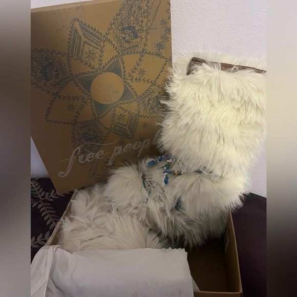 New In Box, Free People Apres Boho All Day Beaded Boots White Faux Fur - Picture 9 of 10